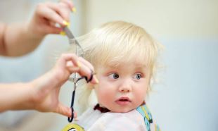 Couper les cheveux de bébé pour la première fois - Surface Bébé