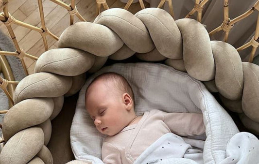 Une tresse de lit favorise t-il le sommeil de bébé ? - Surface Bébé